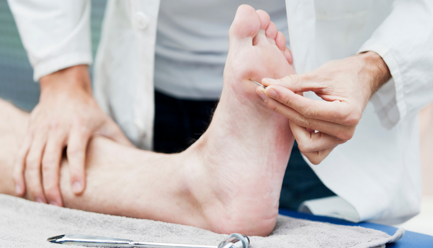 Pregled stopala pri strokovnjaku za diagnostiko diabetične nevropatije – vložki MEDICOVI nudijo olajšanje bolečin v nogah in podporo pri nevropatskih težavah.
